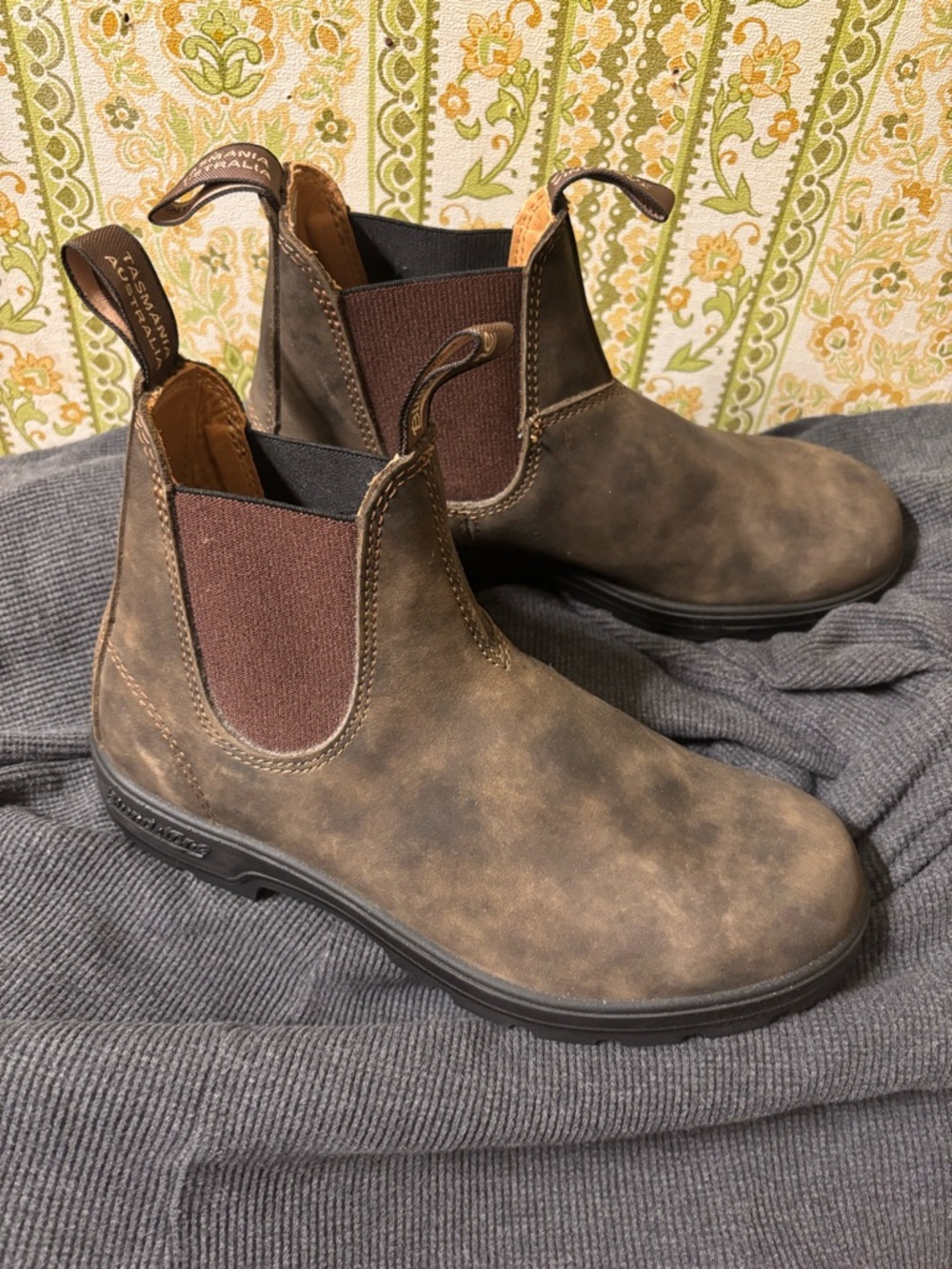 Blundstone Brown Leather Chelsea Boots with Dark Brown Elastic